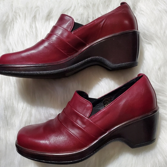 red dansko clogs